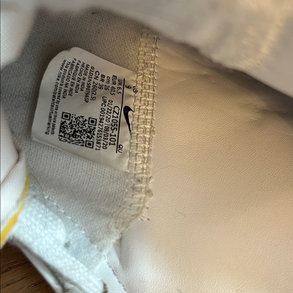 Nike White and Red High-Top Sneakers - Picture 4 of 4